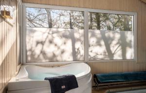 une baignoire dans une pièce avec une fenêtre dans l'établissement 4 Bedroom Awesome Home In Saltum, à Saltum