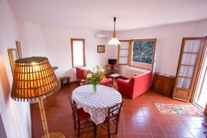 uma sala de estar com mesa e cadeiras em Villino Mare e Natura em Marciana Marina