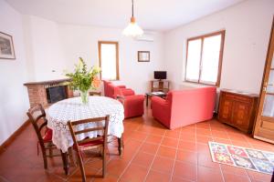 uma sala de estar com mesa e cadeiras em Villino Mare e Natura em Marciana Marina