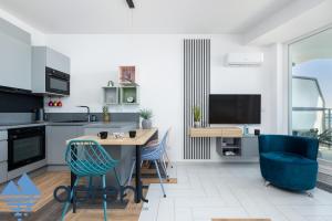 Kuchyň nebo kuchyňský kout v ubytování Apartament Golden Wave - Frontowy Widok Na Morze - Aprent