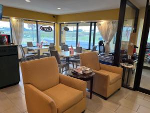 a dining room with tables and chairs and a restaurant at Travelinn in Unadilla