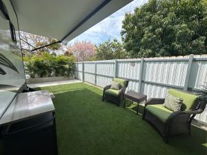 patio con 2 sedie, tavolo e recinzione di My resting spot a Homestead