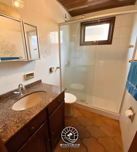 un bagno con lavandino e doccia di Apto 2 quartos na praia de Torres - 500mts do mar - Varanda com churrasqueira - Tv Smart - Wifi - Garagem - Aceita Pet a Passo de Torres Altre 28 foto