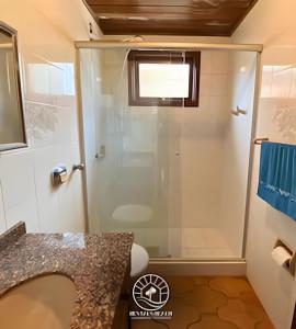 un bagno con doccia e lavandino di Apto 2 quartos na praia de Torres - 500mts do mar - Varanda com churrasqueira - Tv Smart - Wifi - Garagem - Aceita Pet a Passo de Torres