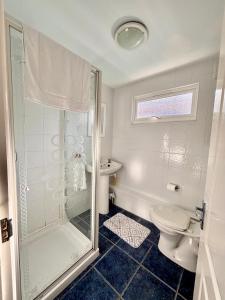 Ένα μπάνιο στο 5 Berth Chalet Holiday Apartment in Cornwall