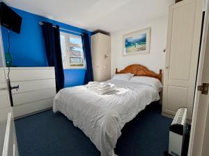 Ένα ή περισσότερα κρεβάτια σε δωμάτιο στο 5 Berth Chalet Holiday Apartment in Cornwall