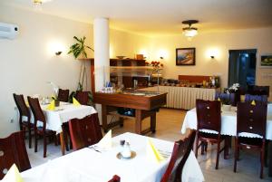 uma sala de jantar com mesas e cadeiras num restaurante em Bahn-Hotel em Dusseldorf