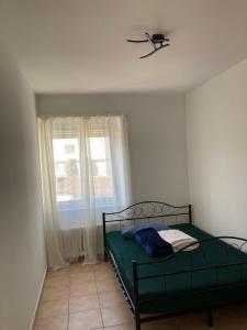 une chambre avec un lit et une fenêtre dans l'établissement Condomino Stella, à Minusio