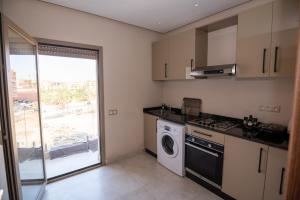 eine Küche mit Waschmaschine und Waschmaschine in der Unterkunft Luxury 2-Bedroom Apartment with Balcony - Heart of Gueliz in Marrakesch + 31 Fotos