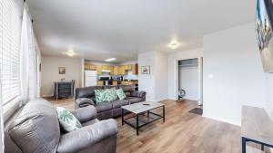 TV a/nebo společenská místnost v ubytování Great Two King Bed Rooms Near Airport Ideal Stay