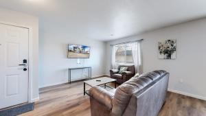 TV a/nebo společenská místnost v ubytování Great Two King Bed Rooms Near Airport Ideal Stay