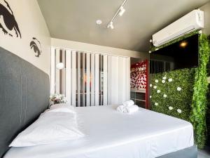 Infinite Lighthouse View客房内的一张或多张床位