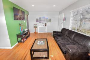 Posezení v ubytování Family Home with Large Yard & Golf Theme Near Rail