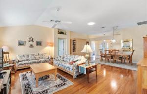 Χώρος καθιστικού στο A charming 2bed 2bath designer home in the Villages