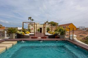 une piscine sur le toit d'une maison dans l'établissement Ananda Hotel Boutique, à Carthagène des Indes
