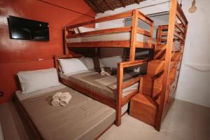 Un dormitorio con dos literas y una escalera. en Bichi Morii - A Cozy Getaway Near the Beach, en Lian 55 fotos más