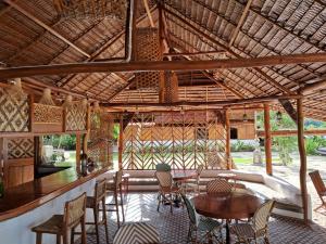 Restaurace v ubytování Villa Maayun, a nest in paradise