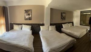 Postel nebo postele na pokoji v ubytování Thiên Thanh Hotel