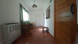 a hallway with a door and a table and chairs at La casa de Margarita in Tandil
