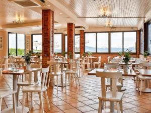 Restaurace v ubytování Studio in einer Ferienanlage mit Pool
