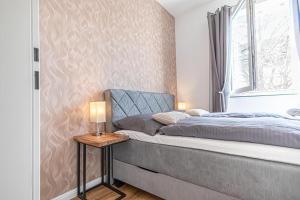 1 dormitorio con 1 cama con lámpara en una mesa en Sweet 2BR & 1LR Apartment, Around Donaustadt, en Viena