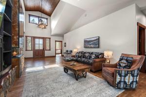 Et opholdsområde på 34 Acre Escape Games Hiking Pool Table Bicycles + 56 billeder