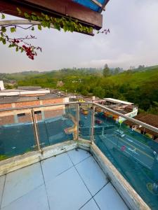 una vista aérea de una piscina en la parte superior de un edificio en Hotel Blue, en Santa Rosa de Cabal