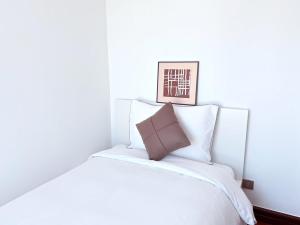 Letto o letti in una camera di Shanghai downtown Tyms B&B Near Hongqiao Metro and Jiaotong University High view 3bedroom&2bathroom