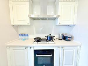 Cucina o angolo cottura di Shanghai downtown Tyms B&B Near Hongqiao Metro and Jiaotong University High view 3bedroom&2bathroom