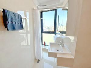 TV o dispositivi per l'intrattenimento presso Shanghai downtown Tyms B&B Near Hongqiao Metro and Jiaotong University High view 3bedroom&2bathroom