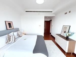 Letto o letti in una camera di Shanghai downtown Tyms B&B Near Hongqiao Metro and Jiaotong University High view 3bedroom&2bathroom