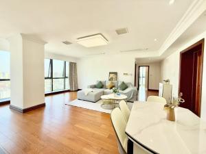 Area soggiorno di Shanghai downtown Tyms B&B Near Hongqiao Metro and Jiaotong University High view 3bedroom&2bathroom