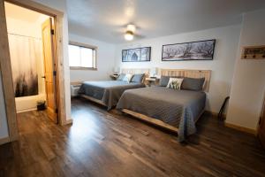 سرير أو أسرّة في غرفة في Alpine Lodge Hotel