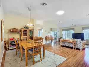 Μια τηλεόραση ή/και κέντρο ψυχαγωγίας στο A charming 2bed 2bath designer home in the Villages