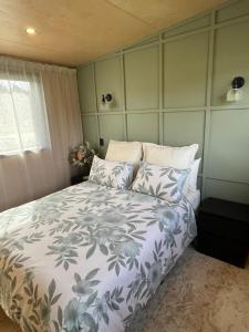 Voodi või voodid majutusasutuse Tiny home with mountain and orchard views toas
