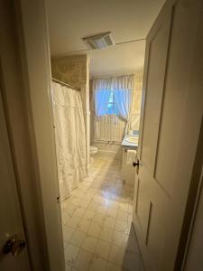 Koupelna v ubytování Asa Ransom House + 32 fotografií