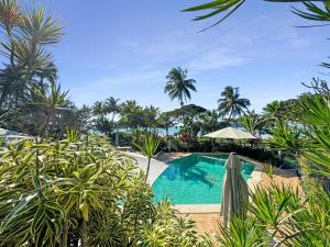 ein Bild von einem Swimmingpool in einem Ferienresort in der Unterkunft Wongalinga Beachfront Apt 3 in Mission Beach