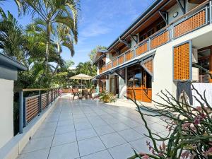 einen Außenblick auf ein Haus mit einer Terrasse in der Unterkunft Wongalinga Beachfront Apt 3 in Mission Beach