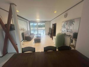 a room with a table and chairs and a living room at ダイヤモンドヘッドいすみ in Chōjamachi