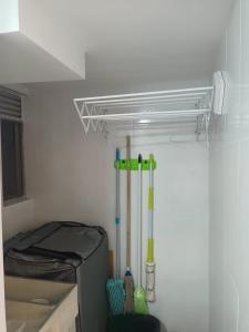 a room with some baseball equipment in a wall at El Dorado, Apartamento con piscina y parqueadero in Ibagué