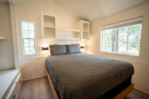سرير أو أسرّة في غرفة في Alpine Lodge Hotel