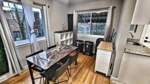 a kitchen with a table and chairs in a room at Hilltop Hangout in Washington DC in Washington
