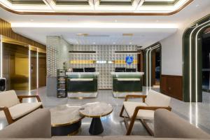Posezení v ubytování Nost algia Hotel Near Beijing Panjiayuan Antique Market- Beijing Happy Valley, CBD, China Zun and Sanlitun, Tian'anmen Square, Free ice cream, mineral water, coffee, snacks and laundry service, Free gymnastic, English communication well