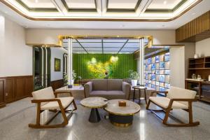 Posezení v ubytování Nost algia Hotel Near Beijing Panjiayuan Antique Market- Beijing Happy Valley, CBD, China Zun and Sanlitun, Tian'anmen Square, Free ice cream, mineral water, coffee, snacks and laundry service, Free gymnastic, English communication well
