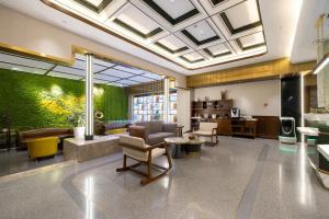 Posezení v ubytování Nost algia Hotel Near Beijing Panjiayuan Antique Market- Beijing Happy Valley, CBD, China Zun and Sanlitun, Tian'anmen Square, Free ice cream, mineral water, coffee, snacks and laundry service, Free gymnastic, English communication well