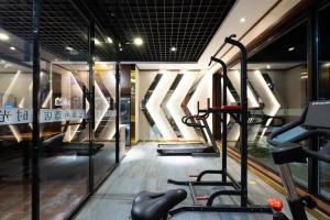 Fitness centrum a/nebo fitness zařízení v ubytování Nost algia Hotel Near Beijing Panjiayuan Antique Market- Beijing Happy Valley, CBD, China Zun and Sanlitun, Tian'anmen Square, Free ice cream, mineral water, coffee, snacks and laundry service, Free gymnastic, English communication well