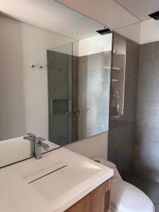 Ένα μπάνιο στο Apartamento Central Corferias