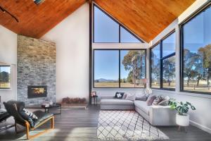 曼斯菲尔德Vista Montagna的客厅设有大窗户和沙发
