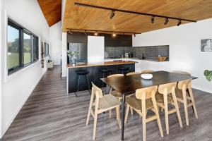 曼斯菲尔德Vista Montagna的配有木桌椅的厨房和餐厅