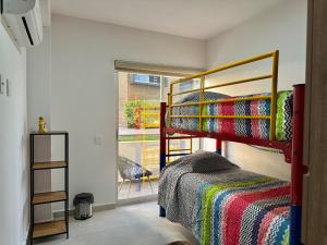 ein Schlafzimmer mit Etagenbett und Fenster in der Unterkunft Family apartment with great amenities - bluu 103 in Mazatlán + 45 Fotos